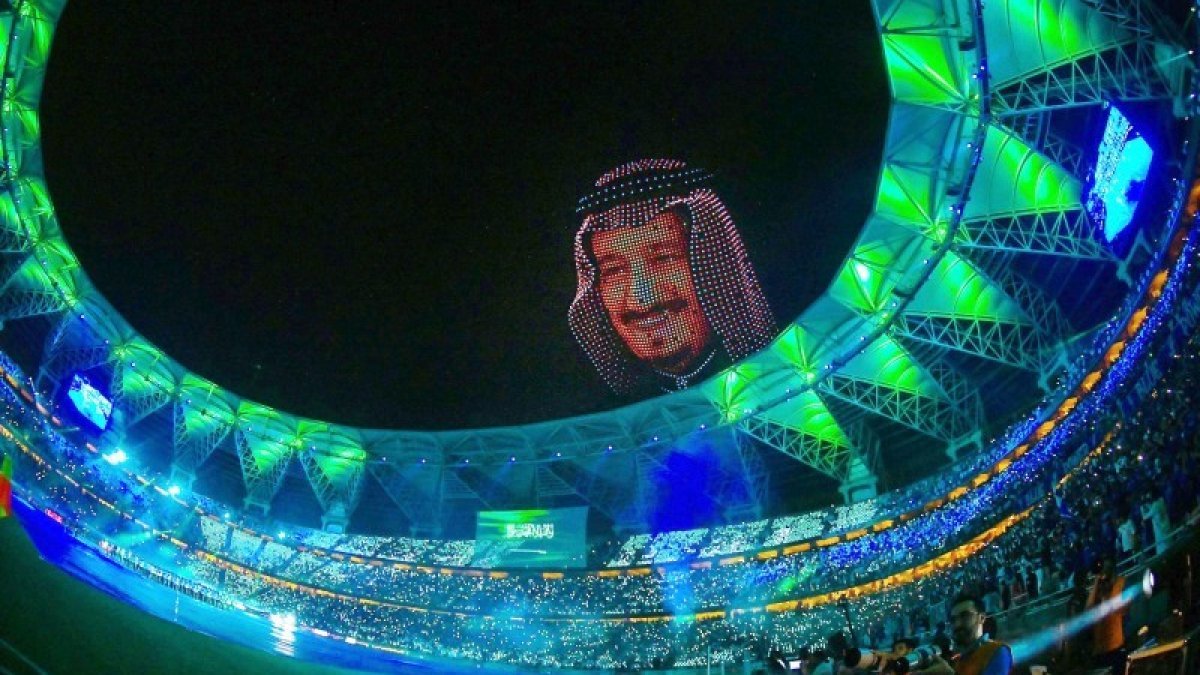 والد نيكولا بيلتز يكسر صمته بشأن الخلاف العائلي مع بروكلين بيكهام