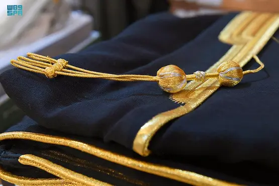 «البشت الحساوي».. أيقونة تراثية تجذب السياح العالميين في الأحساء
